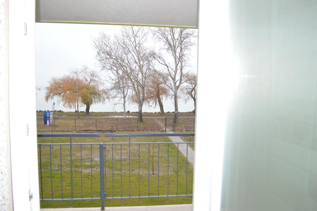Apartament Siofok Ezuestpart Granada 2 Koezvetlen Vizparti Apartman Zewnętrze zdjęcie