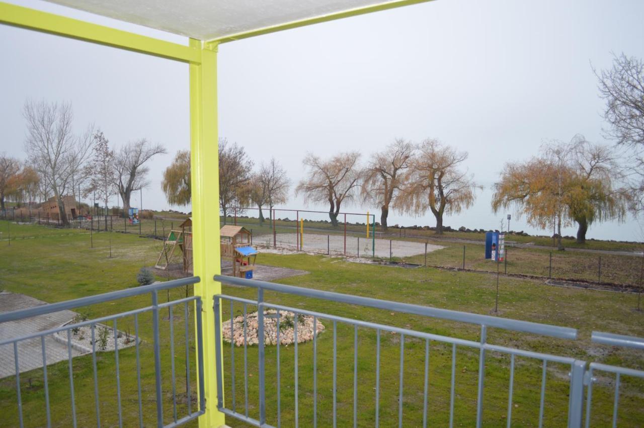 Apartament Siofok Ezuestpart Granada 2 Koezvetlen Vizparti Apartman Zewnętrze zdjęcie