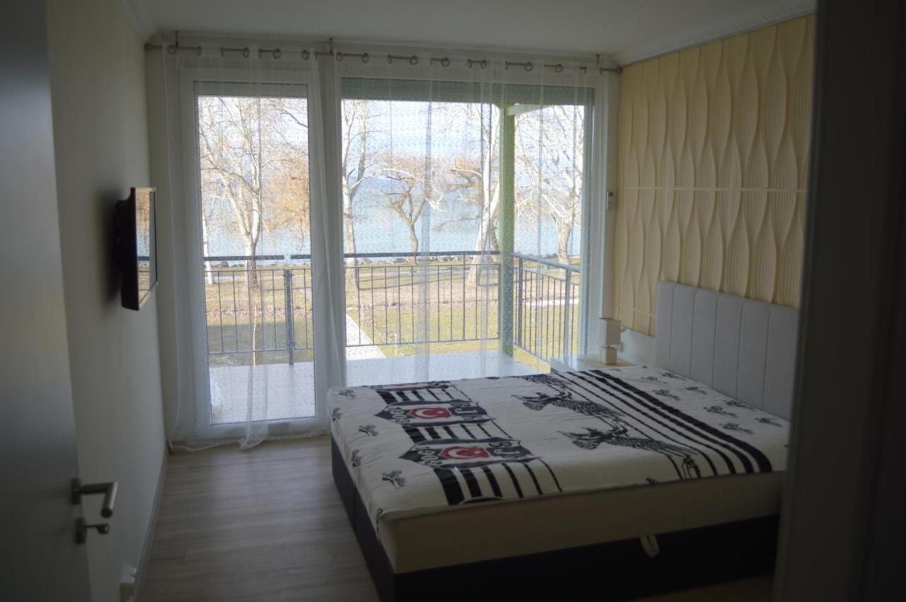 Apartament Siofok Ezuestpart Granada 2 Koezvetlen Vizparti Apartman Zewnętrze zdjęcie